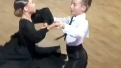 Fajnie ata bawią się tanecznie .