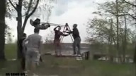 Idioci na huśtawce = wypadek! Chyba nic śmiesznego    ?