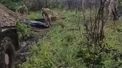 Ukraińcy chowają swoich zabitych w bezimiennych grobach