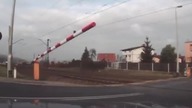 Sekundy od tragedii na przejeździe kolejowym