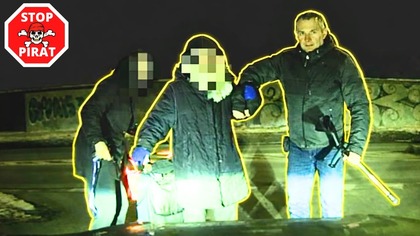 Policjant ratuje starszą kobietę przed zamarznięciem.  STOP PIRAT