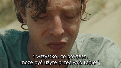 Dw&oacute;ch kumpli wchodzi razem do lasu, z gęstwiny wychodzi tylko jeden z nich. I to on musi poradzić sobie z powrotem do rzeczywistości.