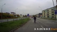 Idiota na rowerze wjeżdża wprost pod koła