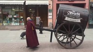 Toruń-Starszy Pan ciągnie wóz z reklamą