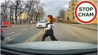 Wbiegła na jezdnie miedzy auta - w pogoni na tramwaj #1414 Wasze Filmy