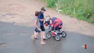 W&oacute;zek z dzieckiem prowadzi matkę