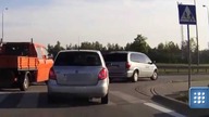Niebezpieczny przejazd na czerwonym. Mercedes łamie przepisy [Bez Trzymanki]