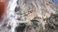 Ratunek dla beztroskiego turysty w wodospadzie Yosemite