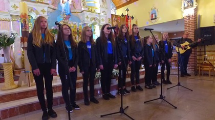 Powierz się Matce w wykonaniu dużych Aniołków z Markuszowa