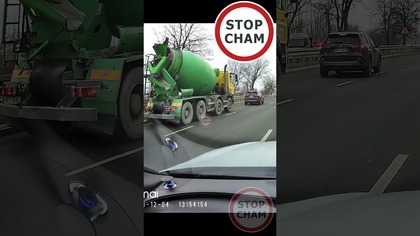 Kierowca Toyoty wyprzedził betoniarkę i zahamował doprowadzając do kolizji