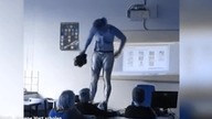 Nauczycie rozbiera się na lekcji biologi