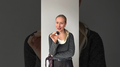 Mierze stoi kąpielowy na duży biust