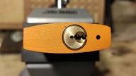 Pomarańczowa kłódka bez klucza z pokrętnym wejściem na klucz.  Czy pałąk był spawany ? #lockpicking