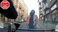 Pieszy wszedł w auto i uśmiechnął się do kamery.  STOP PIRAT