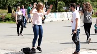 Ludzie robią przysiady za batona