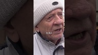 ZADRŻAŁ GŁOS, GDY TO MÓWIŁ  NAPIS NA GROBIE JEGO RODZICÓW PORUSZA DO ŁEZ