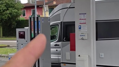 Tankowanie paliwa na włoskiej stacji