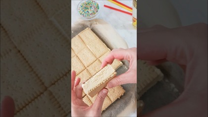 Przepis na najprostszy lodowy deser pod słońcem! Lodowe kanapeczki o smaku karmelowym, które wymagają minimum pracy, a przy tym zamarzają jak prawdziwe lody, bez kryształków i bez użycia maszyny.