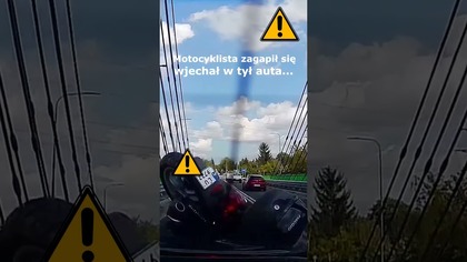 Motocyklista zagapił się i wjechał prosto w tył auta #shorts #rikordwidjo