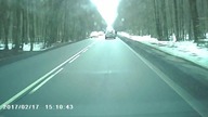 Debil za kierownicą spycha rowerzystę z jezdni