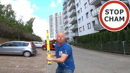 Wyskoczył z poziomicą na motocyklistę #2259 Wasze Filmy