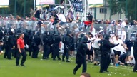 Kibol skacze na główke w zadyme z policja