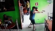 Płatny zabójca odsuwa dziecko na bok tuz przed zamachem 18+