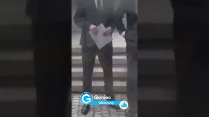 SZOK.  GRZEGORZ BRAUN PODPALA FLAGĘ UE