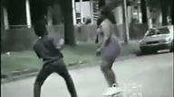 Kobieta Vs Ćpun (Uliczny Fight) Miota nim jak szatan!