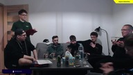 Xayoo wylewa piwsko na podłoge