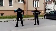 Policjanci umilają czas dzieciom objętym kwarantanną