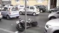 Kobieta parkuje samochód
