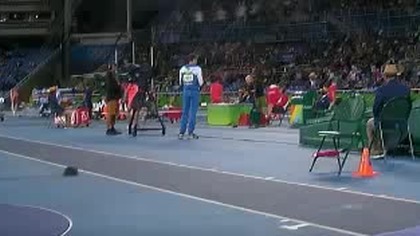 Amerykański zawodnik przerywa skok, gdy słyszy hymn