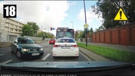 Kobieta wjeżdza pod prąd, przejazd BMW na czerwonym świetle
