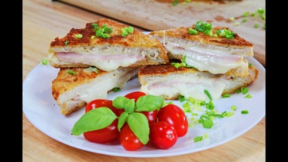 Pyszne kanapki z serem i szynką smażone na patelni fast food idealny