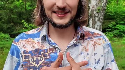 Jak składać ręce do modlitwy? Kciuk, serce i ukryta instrukcja w języku polskim.