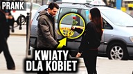 Rozdawanie kwiatów w nietypowy sposób