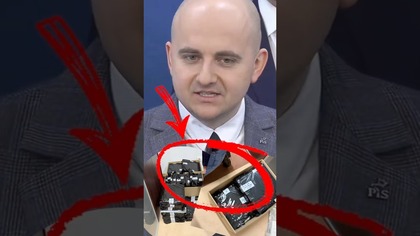 ATAKUJE MNIE I MICHAŁA WOSIA ZA POKAZYWANIE NISZCZENIA DEMOKRACJI