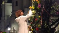 Edyta Górniak dekoruje spaloną tęczę na pl. Zbawiciela
