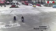 Trzy kobiety na skuterze kontra ciężarówka