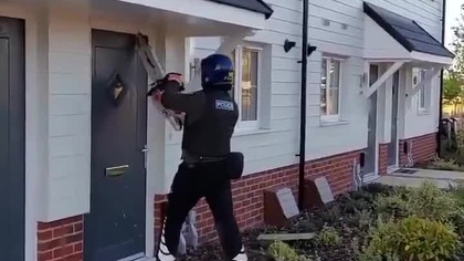 18 latek w Anglii na FB napisał ze sa dwie płcie reakcja policji natychmiastowa mp4 686x432