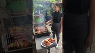 Sezon grillowy.  Pierś z kurczaka z warzywami i żeberka wieprzowe na ostro