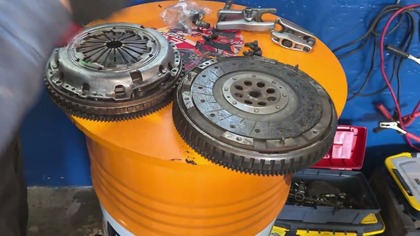 C. W 8 - Renault z drewna, jak naprawić klamki w BMW X5, miała być tania naprawa Peugeota.