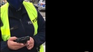 Uprzedzeni chamscy policjanci pr&oacute;bują dać mandat rowerzyście za brak maseczki.