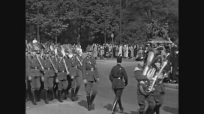 Niemcy pod rządami Adolfa Hitlera przechodzą Gleichschaltung, czyli ujednolicenie polegające na nazyfikacji instytucji i ingerencji w życie społeczne. Podczas nocy długich noży, w czerwcu 1934 Adolf Hitler krwawo rozprawia się z wewnętrzną opozycją.