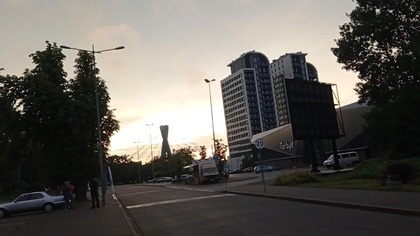 Ostatni film z czerwcowych Klasyków. Pod sam koniec przyjechał gościu z Torunia swoją Mazdą RX-7 więc se do 22 pogadaliśmy. Dziś jest 22 czerwiec i zaraz po przesłaniu tego filmu będę się zbierał na zlot żeby zdążyć na paradę. Następny zlot za 3 tygodnie w środę o 19. A i miłych wakacji dla tych co skończyli szkołę!