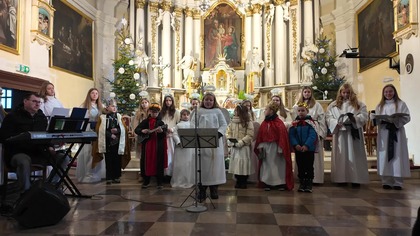 Kolęda Tryumfy Króla Niebieskiego.  Frg.  koncertu scholi Aniołki z Markuszowa z dn.  6. 01. 2026 r.