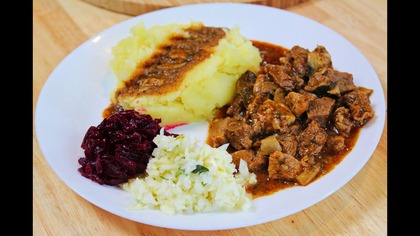 Pyszny gulasz z łopatki wieprzowej w aromatycznym sosie