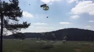 Tak wygląda zrzucony z samolotu Hummer bez spadochronu