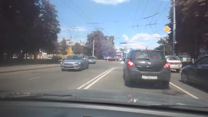 Rosja: zaorał asfalt osob&oacute;wką